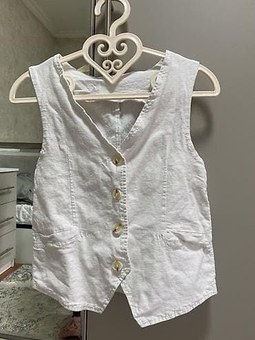 безрукавка женские: Жилет женский, белый, классического кроя. - Материал: выглядит как — 1