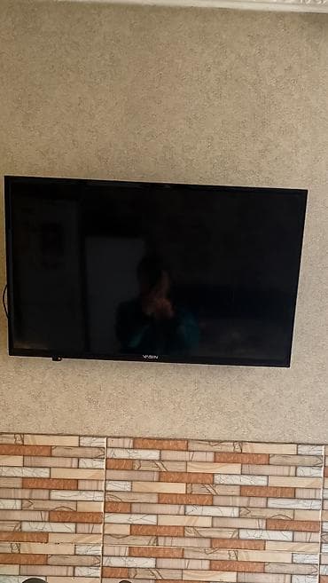 Телевизор Vivax, диагональ около 32–40". Плоский LED-экран, корпус — 1