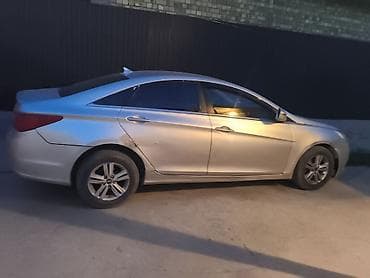 1 g fe: Седан серебристого цвета. Характеристики и оснащение по фото: - — 1