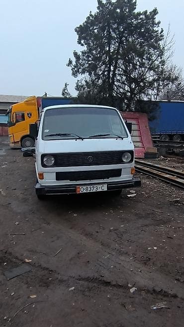 Volkswagen: Белый микроавтобус Volkswagen Transporter T3, известный своей — 1