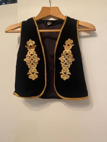 Детская жилетка, красиво вышита. На мальчика