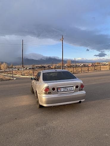 nissan cube авто: Седан серебристого цвета с правым рулем. Кузов 4‑дверный — 5