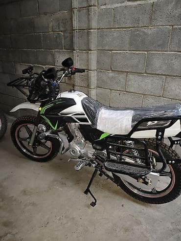 ендура мото: Мотоцикл в бело-зеленой расцветке с динамичным дизайном. Оснащен — 2