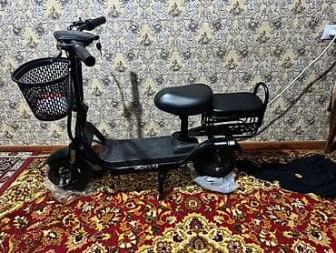 самакаты электро: Электроскутер с сиденьем и багажной корзиной - Форм‑фактор — 1