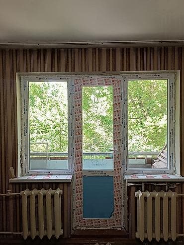 Пластиковый оконно-дверной блок для выхода на балкон/лоджию. Состав