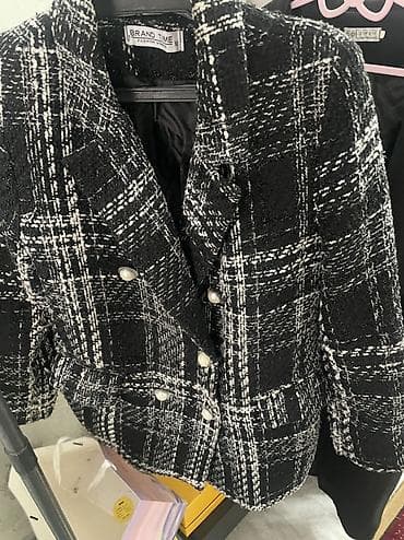 Прокат одежды: Пиджак-800
Белый пиджак -1200
Кофта -200
Черный свитер 450
Штаны -350 — 7