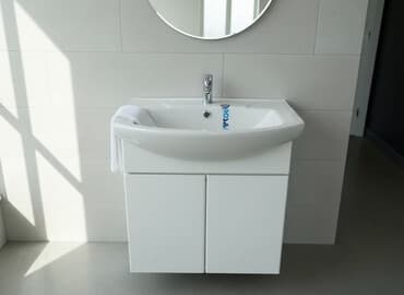 раковина с тумбой: Белая керамическая раковина с пьедесталом, предназначенная для — 1