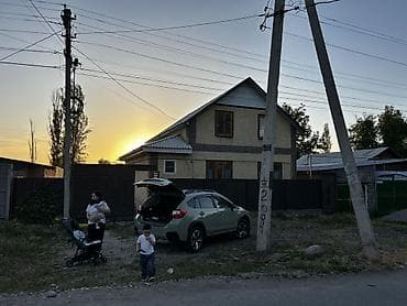 Продажа домов: Продаётся двухэтажный дом с приусадебным участком. Характеристики — 8