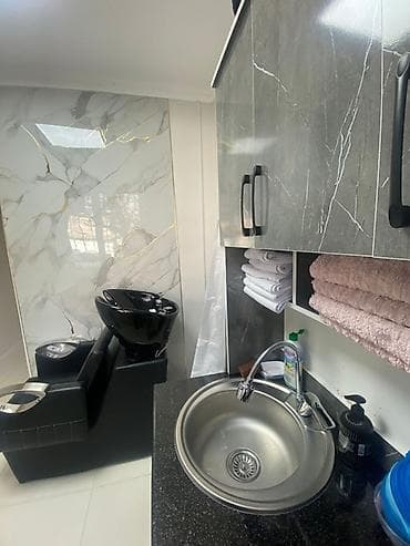 ломбард кредит: Барбершоп 45 м², 2 комнаты, С ремонтом, С оборудованием, Многоэтажное жилое здание, 1 линия — 5