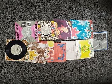 Китептер жана журналдар: Маленькие виниловые пластинки.Разный репертуар.Есть цветные .Хиты — 5