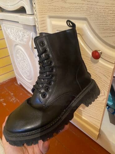 обувь на годик: Черные ботинки в стиле гриндерс/берцы. - Материал верха: гладкая — 3