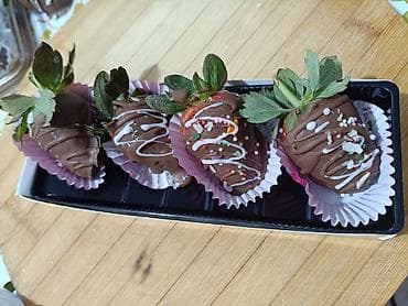 новогодние сладости: Набор сладостей ручной работы: финики с ореховой начинкой и клубника в — 7