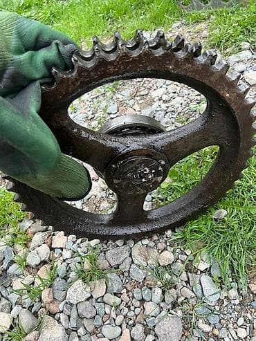 Звёздочка (ведущая шестерня) с подшипником - Материал: литая сталь -