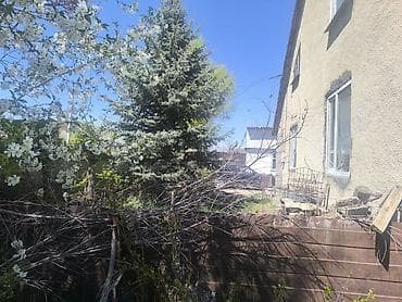 Продаётся земельный участок с домом и садом. Участок угловая а также 2