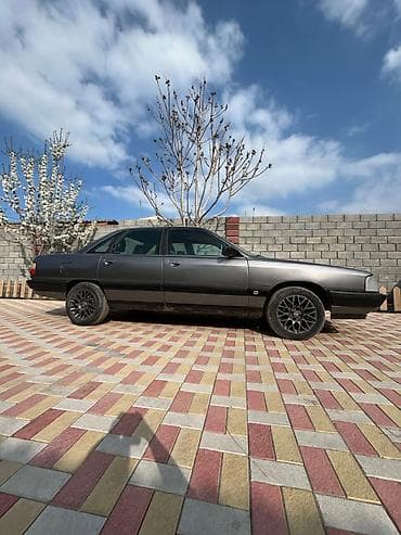 Audi 100: 1988 г., 2.3 л, Механика, Бензин, Седан