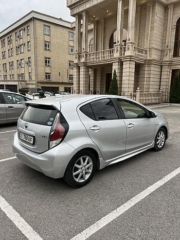 Продажа авто: Toyota Prius C: 2017 г., 1.5 л, Автомат, Гибрид, Хэтчбэк — 3