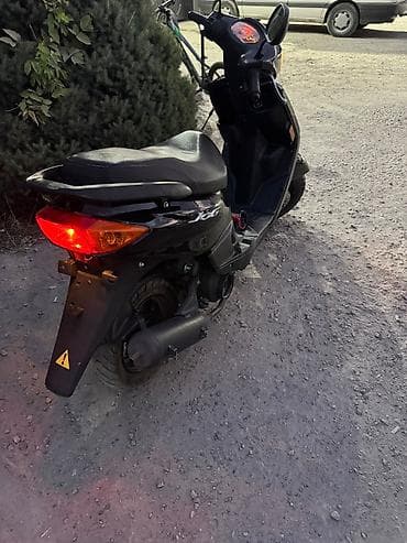 Скутеры: Скутер Yamaha Jog, черный цвет. на полном бодром ходу, двигатель 4х — 5