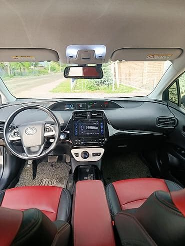 малометражки авто: Toyota Prius: 2018 г., 1.8 л, Вариатор, Гибрид, Хэтчбэк — 4