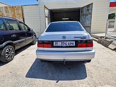 Унаа: Volkswagen Vento: 1996 г., 2 л, Кол менен иштөөчү, Бензин, Седан — 2