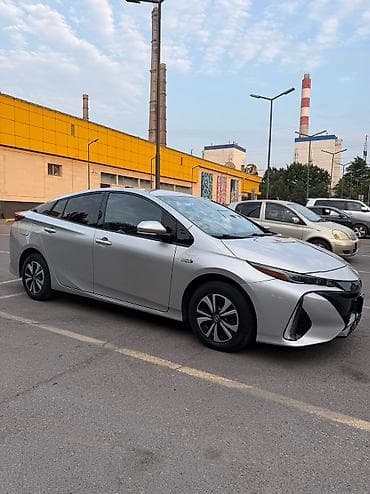 prius c: Toyota Prius: 2017 г., Гибрид — 2