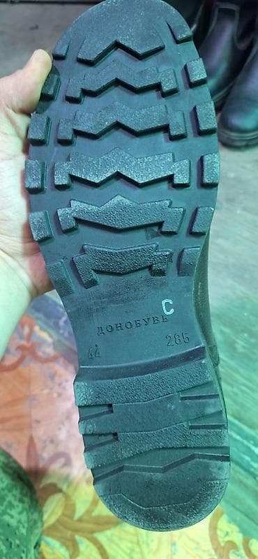 резиновые сапони: Сапоги российсике из плотной чёрной кожи. Характеристики: - Материал — 3