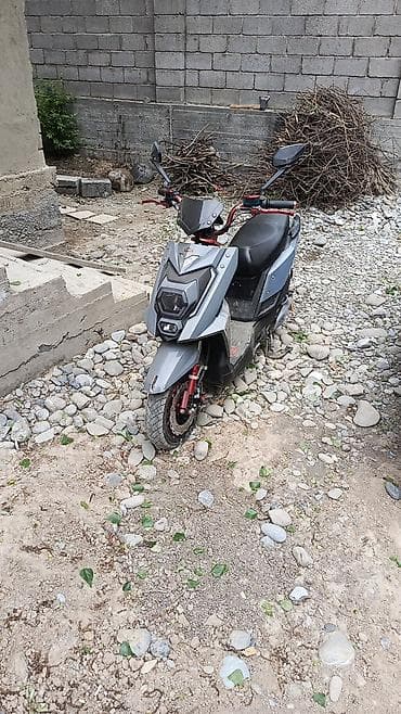 бэушный скутер: Электроскутер/мопед городского типа, серый цвет, спортивный дизайн — 3