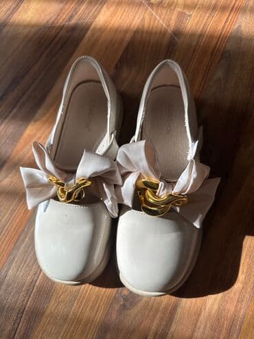дешево качественная обувь: Туфельки для девочки Размер 37 Бежевые лакированые Состояние отличное — 1