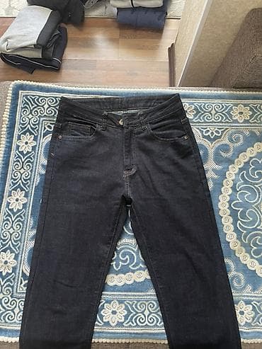 мужские брюки зауженные: Мужские джинсы, темно‑синие (почти черные), классический деним — 2