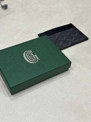 красный галстук: Карточница Goyard, компактная и тонкая. Характеристики: - Материал — 9