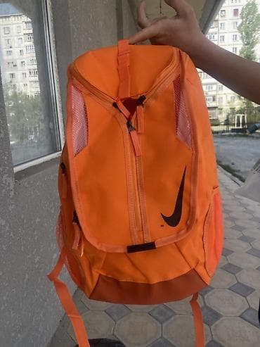 сумки чемоданы: Рюкзак спортивный Nike, ярко-оранжевый - Вместительное основное — 1