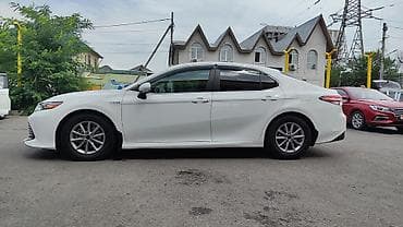 70: Toyota Camry: 2018 г., Гибрид — 7