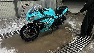 Спортивный мотоцикл в обвесе типа sportbike, окраска «тиффани» с