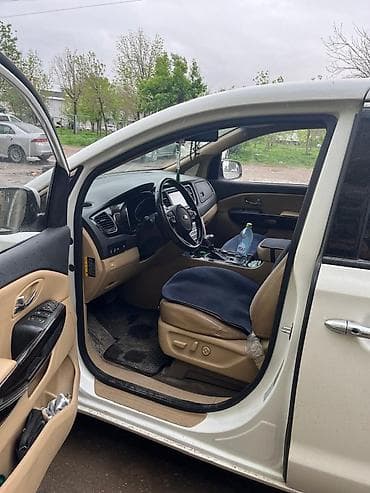 посадка машины: Kia Carnival: 2019 г., Дизель, Минивэн — 3