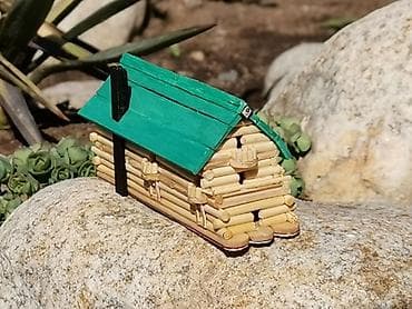 вазы для декора: Миниатюрный домик-избушка из деревянных палочек - Ручная работа: сруб — 1