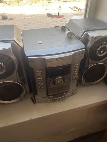 Музыкальный центр Sony с двумя акустическими колонками - Формат