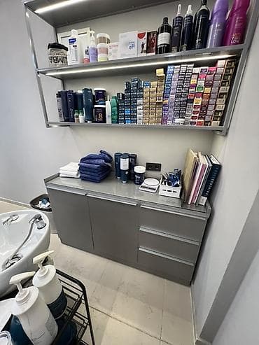 Профессиональная парикмахерская тумба с навесными полками и подсветкой