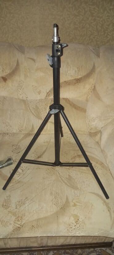 Стойка-тринога для осветительного оборудования/вспышек. -