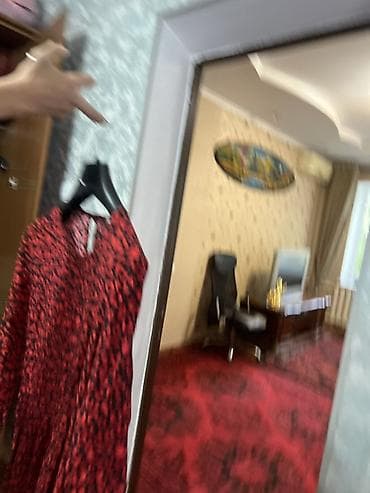 Көйнөктөр: Платье миди с анималистичным принтом - Цвет и принт: красный на — 2