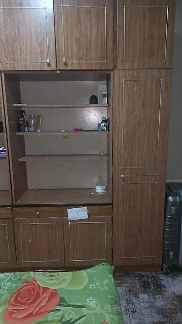 шкаф с полочками: Гарнитур для спальни/гостиной в едином стиле под дерево (ламинат с — 1