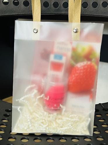 Косметика: Подарочный набор косметики в полупрозрачной сумке Состав: - Крем для — 2