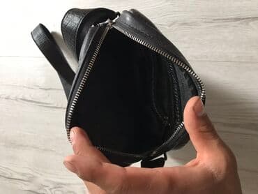 портфель для документов: Сумка через плечо из черной экокожи с тиснением «под крокодила». - — 2