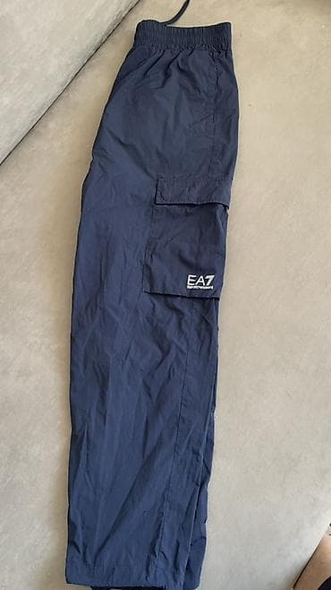 шым мужской: EA7 Emporio Armani брюки-карго, темно‑синие. - Модель — 1