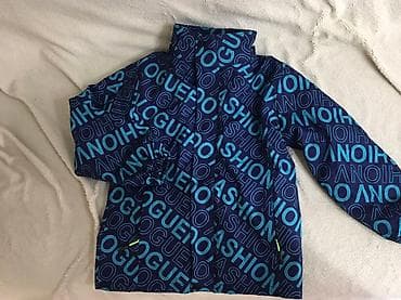 Куртка детская, яркая с надписями. На возраст 8-9 лет, на рост