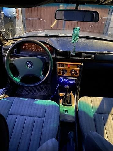 mers e124: Mercedes-Benz W124: 1989 г., 2.3 л, Механика, Бензин, Универсал — 6