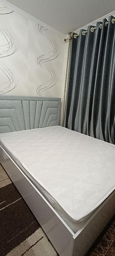 Двуспальная кровать с мягким изголовьем и матрасом. - Размер