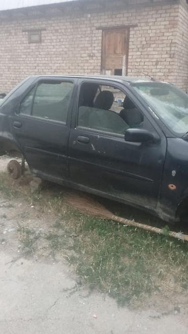 pasat b5: Ford Fiesta, хэтчбек 5‑дверный, черный цвет, номер К944УТ 32 RUS — 4