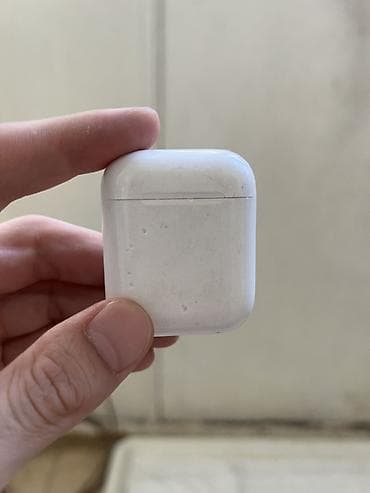Аудиотехника: Зарядный кейс для беспроводных наушников Apple AirPods (оригинальный) — 1