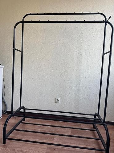 Напольная металлическая вешалка-стойка для одежды с верхней