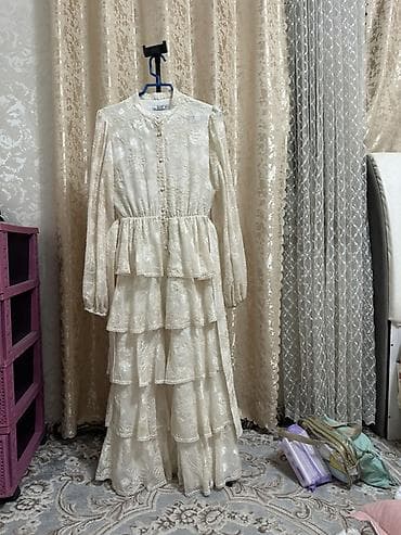 nursace 37: Платье макси из кремового кружева с длинными рукавами и ярусной юбкой — 1