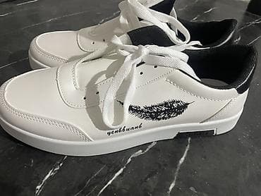 спортивные ботинки: 990 сом 
42-41 размер 
Мужской 
Подойдет для повседневки — 1